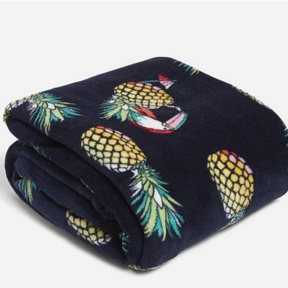 VERA BRADLEY | Plush Toucan Party Throw - Picture 1 of 4